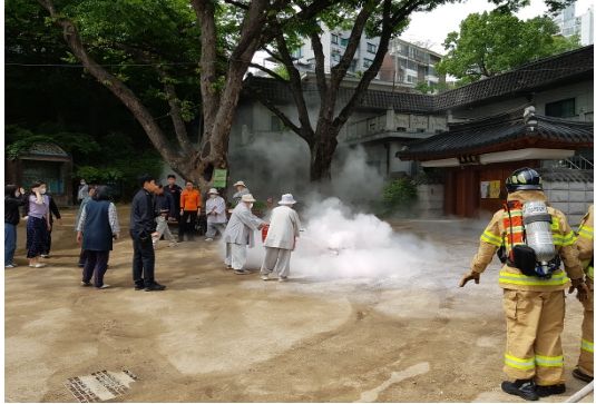 성동구가 옥수동에 위치한 미타사에서 2023년 문화재 소방훈련을 실시했다.