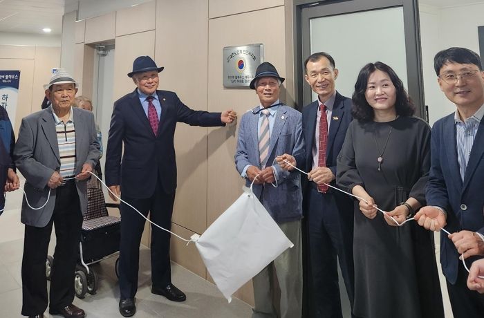 지난 10일 열린 천안역에듀시티1단지아파트 경로당 개소식에 참석한 이주홍 동남구청장과 유홍준 대한노인회 천안시지부 지회장 등이 기념촬영을 하고 있다.