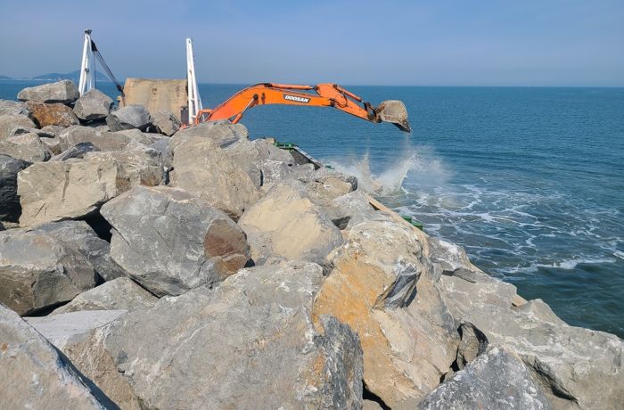 옹진군, 면허어장 전복·해삼 서식처 조성 자연석 1,786㎥ 투하