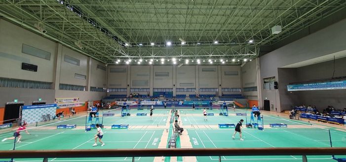 2023 실업 대항 및 학교 대항 배드민턴 선수권 대회에 참가한 선수들이 경기 시작전 몸을 풀고 있다.