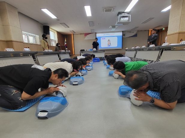 장기동 통장단협의회는 지난 11일 생명을 살리는 심폐소생술 응급처치 교육을 받았다.