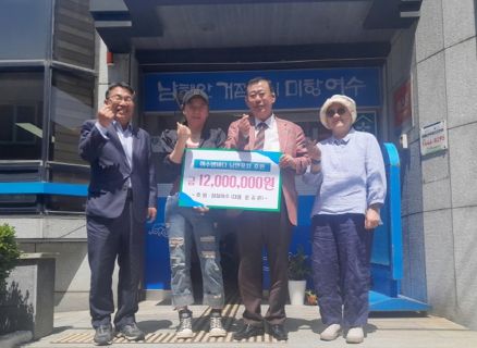 여수밤바다 낭만포차 ‘섬섬여수’는 한려동 지역발전과 어려운 이웃을 위해 사용해달라며 10일 한려동에 1200만원을 후원키로 기부협약을 맺었다.