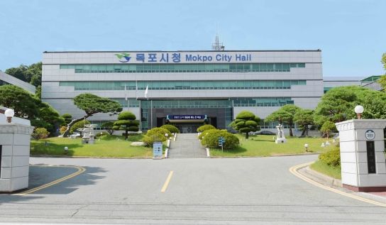 6월부터 격리의무와 의원·약국의 마스크 착용 의무가 해제된다.