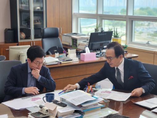 박상돈 천안시장이 12일 기획재정부에서 최상대 기획재정부 2차관과 면담을 하고 있다.