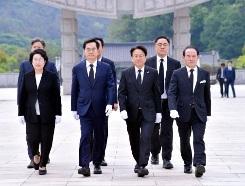 강기정 광주광역시장과 김동연 경기도지사가 12일 오전 북구 운정동 국립 5·18민주묘지를 찾아 참배를 위해 추념탑으로 이동하고 있다.