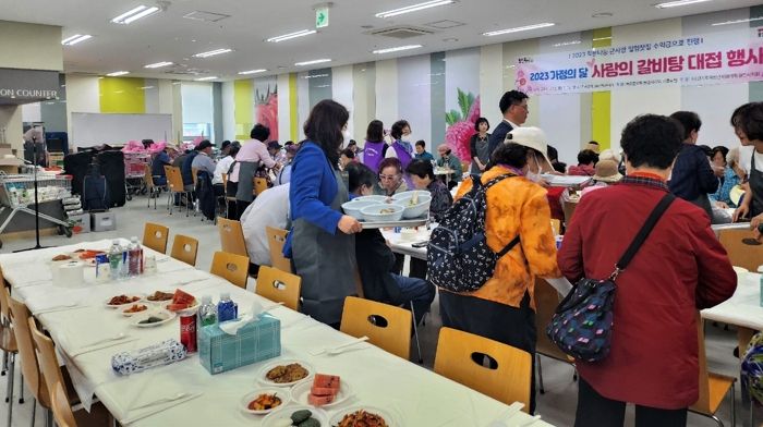 (사)경기도여성단체협의회 용인시지회가 취약계층 어르신들에게 직접 준비한 음식을 대접하고 있는 있다.