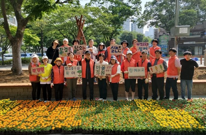 광명시 하안3동 주민자치회는 하안3동 주민세 마을사업의 하나로 관내 공원과 아파트 단지 내에 계절 꽃을 심으며 마을정원 만들기에 나섰다.