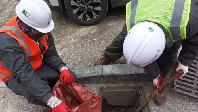 서산시가 여름철 집중호우에 대비해 도로변 빗물받이 정비를 하고 있다.