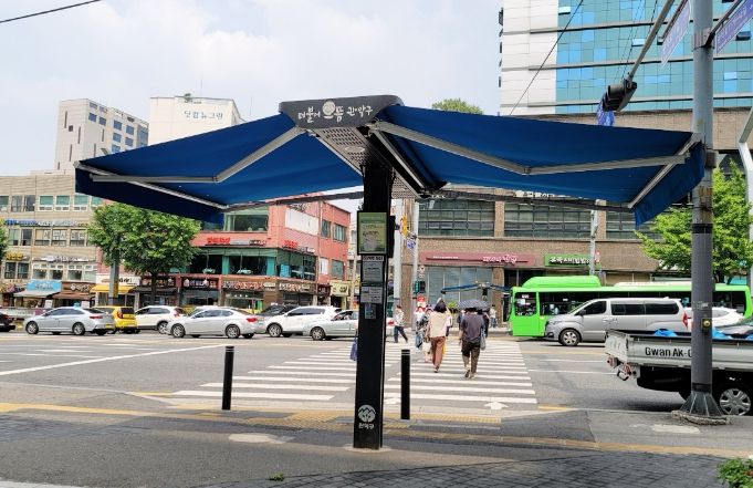 신호등 앞에 설치된 스마트 그늘막