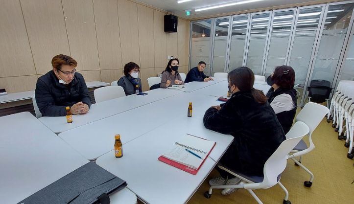 도봉구 직원들이 쌍문1동 모아타운 후보지 관리계획 수립용역 관련 해당 지역 주민들과 면담하고 있다