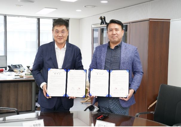 (왼쪽부터)12일 구청장실에서 정문헌 종로구청장과 진창득 한국마사회 종로지사장의 모습