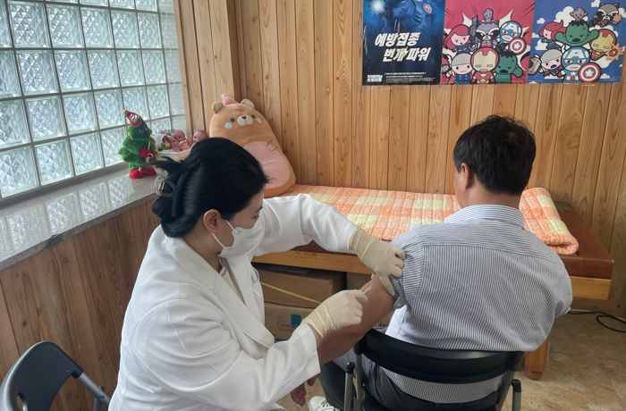 강진군민이 예방주사를 맞고 있다.