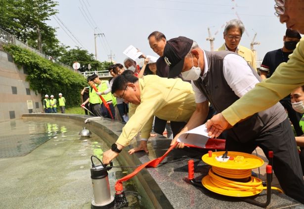 문헌일 구로구청장이 12일 목감천에서 열린 풍수해 교육에 참여해 양수기(수중펌프)를 시연하고 있다.