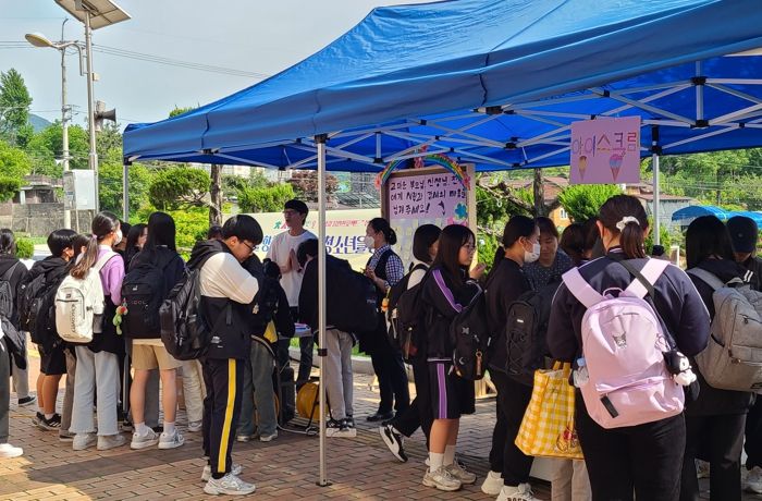 “수고했어 오늘도” 완주군, 청소년 하굣길 응원