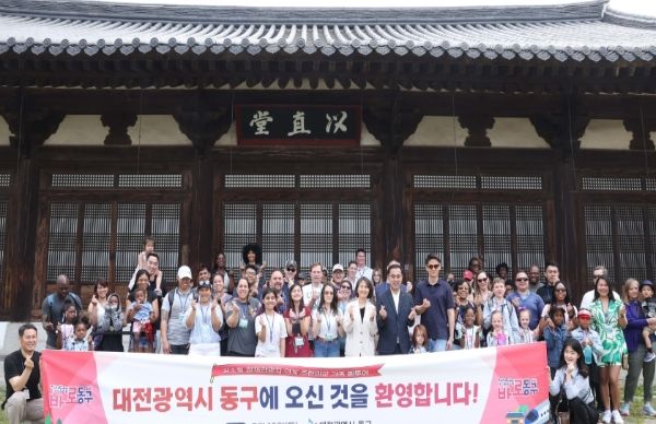 참가자들과 기념촬영 하고 있는 모습