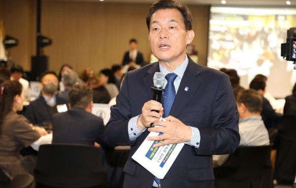 이재준(수원특례시장) 수원시자원봉사센터 이사장이 15일 오후 수원컨벤션센터에서 열린 ‘수원시 자원봉사 비전수립을 위한 150인 원탁토론회’에 참석해 자원봉사자들의 질문에 답하고 있다.