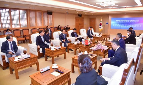 강기정 광주광역시장이 15일 오후 시청 비즈니스룸에서 왕전융 중국 원저우시인민정부 부시장 등 방문단을 예방하고 양 도시 간 미래차·인공지능(AI) 산업 등 교류협력 방안을 논의하고 있다.