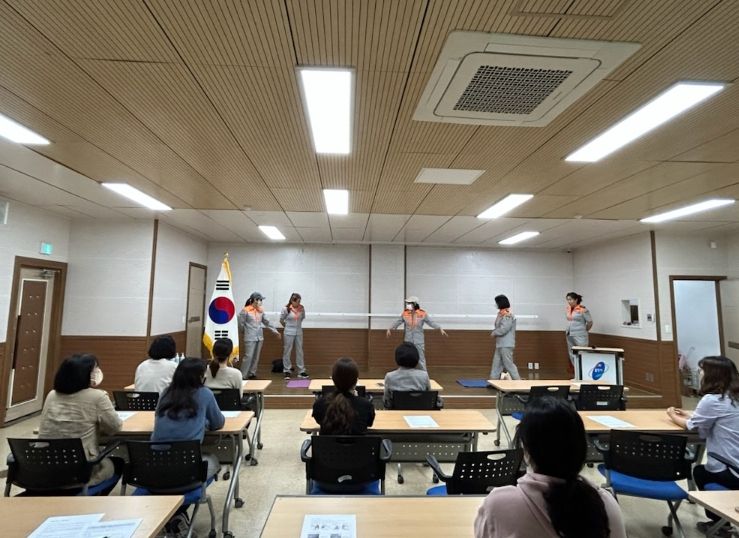 구성동 직원들이 응급처치 교육을 받고 있는 모습