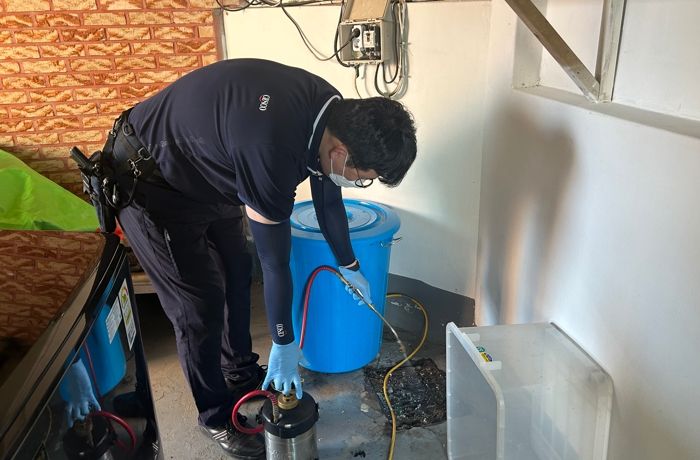 드림스타트 가구 대상으로 주거공간 실내 및 실외 소독을 실시하고 있다.