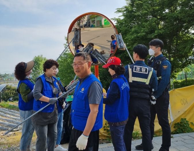 수원시 권선구 입북동 바르게살기운동위원회, 반사경 세척으로 안전 교통환경 조성