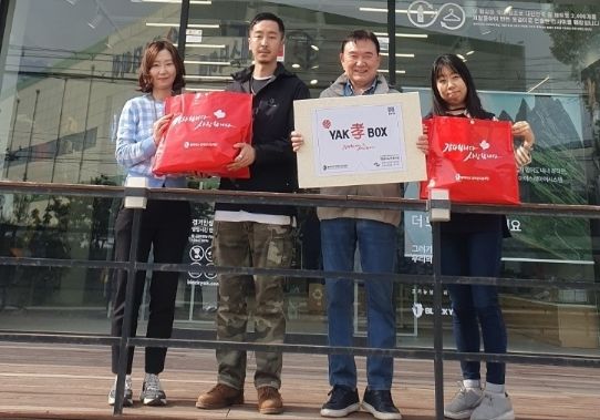 노인맞춤돌봄서비스 수행기관 안성시노인복지관, 블랙야크와 함께하는 '야크 효(孝)박스' 전달 받아