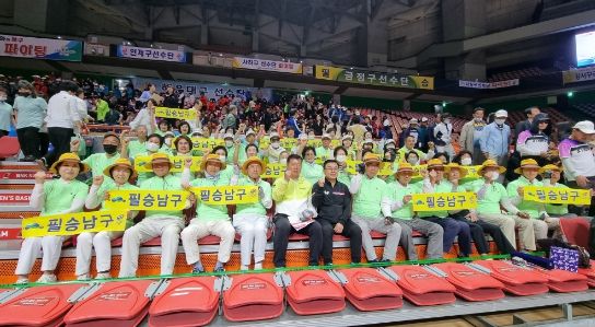 부산남구선수단 기념촬영 모습, 첫줄 왼쪽에서 6번째는 정춘식 남구체육회장