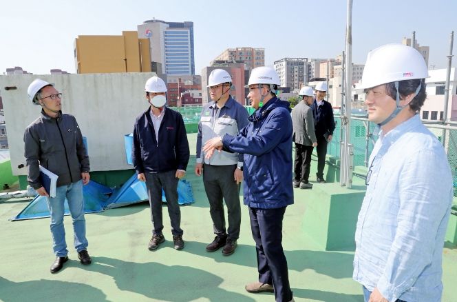 제주시민회관 해체공사 현장 점검하는 강병삼 제주시장