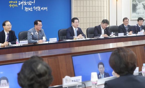 김영록 전라남도지사가 16일 오전 도청 서재필실에서 실국장 정책회의를 주재하고 있다.