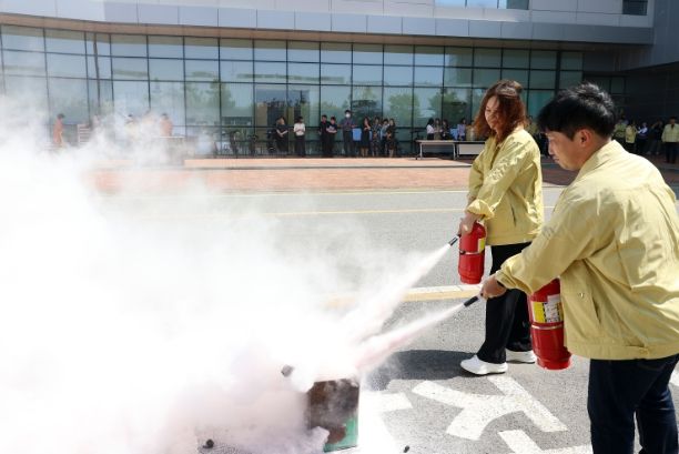 세종시교육청 직원들이 공습 경보를 듣고 지하대피소로 대피하고 있다.