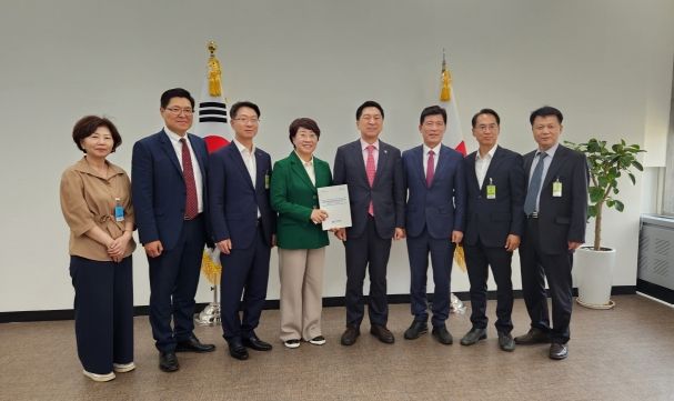 권혁원 포항시 일자리경제국장과 이달희 경북도 경제부지사는 15일 김기현 국민의힘 대표를 만나 이차전지 특화단지 포항 유치를 적극 건의했다. (좌측에서 세 번째부터 권혁원 포항시 일자리경제국장, 이달희 경북도 경제부지사, 김기현 국민의힘 대표, 구자근 국민의힘 의원)