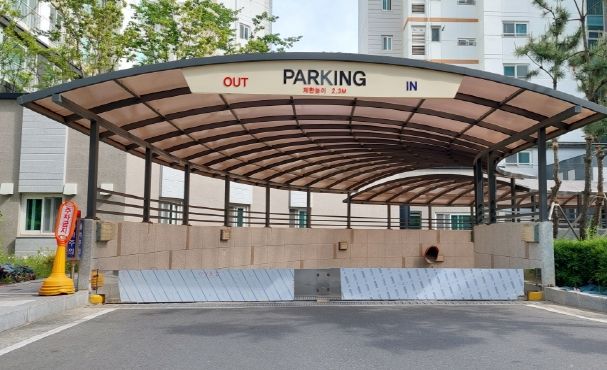 남구 동해면 공동주택에 차수판이 설치된 모습