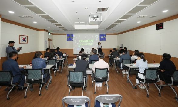 강진군의회, 챗GPT 교육으로 의원과 직원의 AI 친밀도 높인다