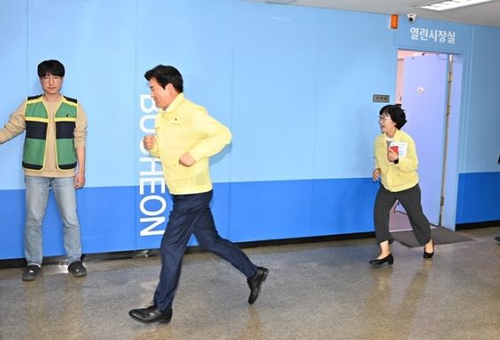 조용익 부천시장과 시청 간부 공무원들이 대피유도 요원 안내에 따라 대피 훈련을 수행하고 있다.