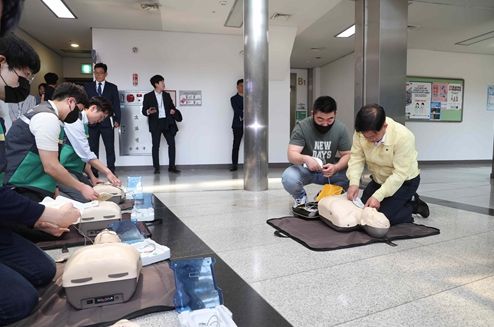 구청 지하에서 심정지환자를 가정한 심폐소생술을 시연하는 박강수 마포구청장