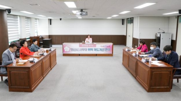 안산시의회 의원연구단체 ‘안산맞춤 연구소’가 16일 의회 대회의실에서 2차 간담회를 개최했다. 사진은 이날 간담회 중 한 장면