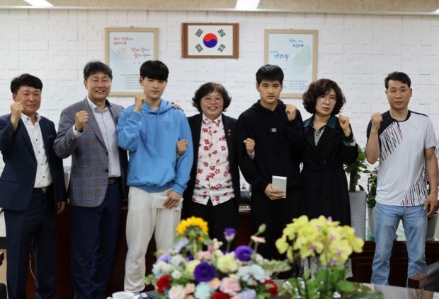 장은영 전라남도의원(가운데)이 영광공고에 쌍둥이 형제 복서를 격려차 방문했다.