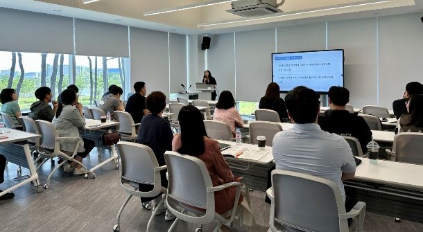 16일 열린 중대재해 예방 역량강화 배움자리에서 중대재해처벌법에 대해 안내하고 있다.