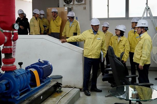 16일 당진 원당초에서 내부 기계실 점검을 함께하고 있는 김지철 교육감