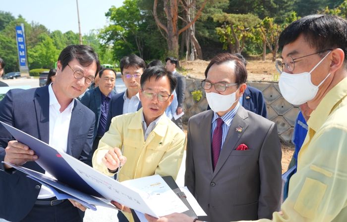 박상돈 천안시장이 지난 16일 ‘목천나들목 입체화 및 쌍구형 회전교차로 설치’ 현장을 방문해 추진현황을 청취하고 있다.