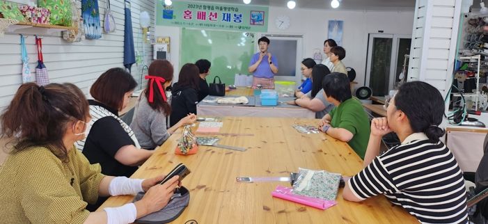 17일 함평 마을평생학습 프로그램 홈패션재봉 강의 모습