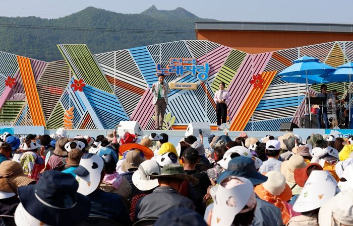 김철우 보성군수, 김신영 MC가 무대에 올라 있다.