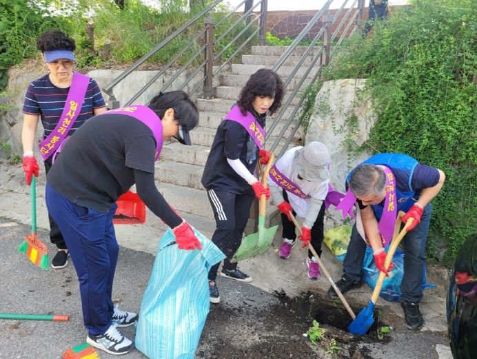 의정부1동, 일사천리 봉사단 빗물받이 대청소 실시