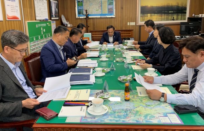 조현홍 부군수가 적극행정 위원회를 진행 중이다.