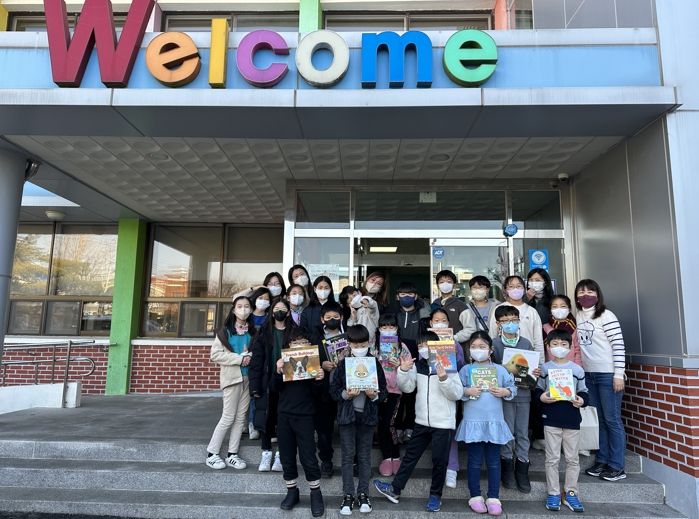 지난 1월 겨울방학 영어캠프 참여학생들이 기념촬영을 하고 있다.