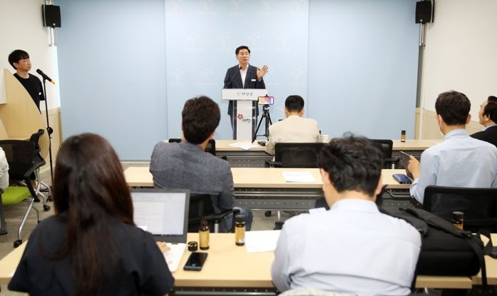 17일 군청 브리핑실에서 브리핑 중인 조상호 관광진흥과장