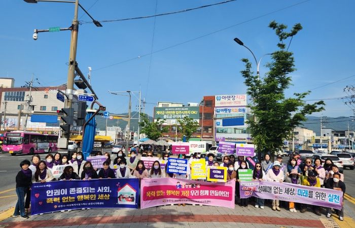 순천시가 17일 아랫장에서 폭력예방 민관경 합동 캠페인을 진행했다