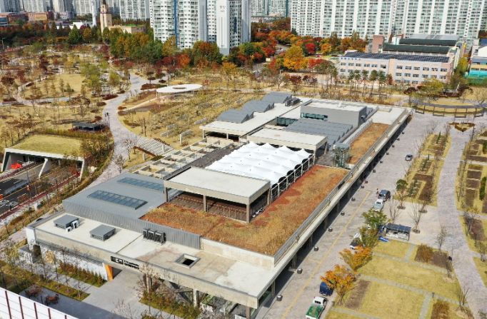 정자2동 역사 상징물의 하나인 ‘복합문화공간 111CM’ 전경. 정조대왕의 애민정신이 어린 대유평공원에 자리하고 있다.