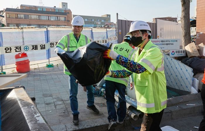박경귀 시장 쓰레기 수거 현장 체험 장면