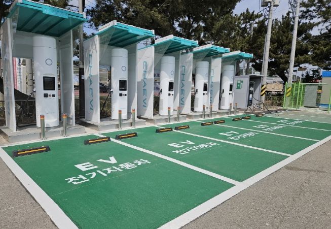 영덕군 남정면 장사해수욕장 내 초급속 충전기 설치 모습