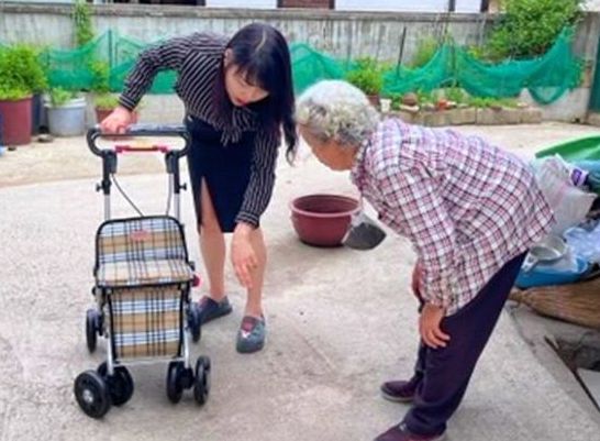 함양군 보행에 어려움을 겪는 어르신을 위한 실버카 전달